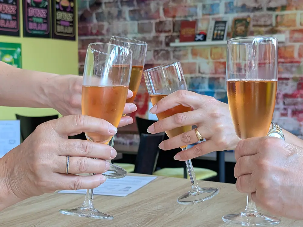 Trinquer au bar après une session de quiz